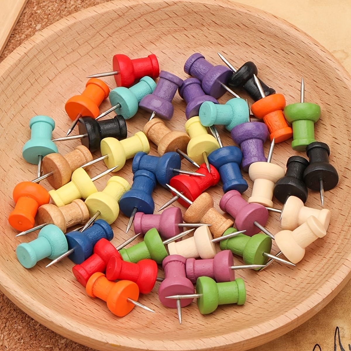 50個のカラフルな木製プッシュピン、装飾用木製画鋲、コルクボ - Bulletin Board Cork のレビューと価格